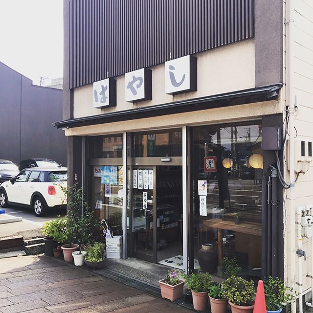 おやつは〜️今日は「和菓子処はやし」さんのお菓子️3種類あるけど、どれにしようかなぁ〜？迷う〜(≧∀≦)まずは「もちもち水ようかん」真ん中の輝く金箔が金沢らしいですね！ようかんは商品名とおりの、もちもち！すばらしいー！お口の中で優しくもちもち️とろけてくー！あっさり爽やかな甘さ！暑い季節にちょうど良い、涼しげなお菓子です！ヤバい…ハマりそうです！#太陽めがね #和菓子処はやしさんサイコー！#もちもち水ようかんうま〜️#残りのお菓子もおいらが全部いただくよ！