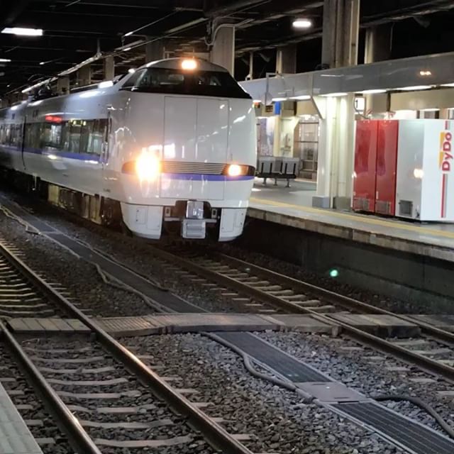 所用で金沢駅に行く用事がありました。ついでに夏休み中で家でヒマしていた、チビらを連れて行きました。息子は子鉄！ただ駅のホームで電車の発着が見れれば幸せなんだとか……wけれど、サンダーバードを見送る息子の姿みて、どこかに連れて行ってあげたくなりました。#太陽めがね#ちょっと金沢駅へ#息子は子鉄ヽ(^o^)