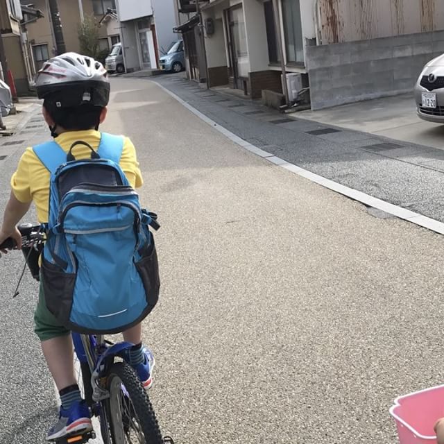 地名の由来となった、「なるわの滝」へ行ってきました！長い長い登り坂を自転車で毎回挑むけど……なかなか止まらずに登り切ることは難しい……足はガクガク、息も絶え絶えに鳴和の滝に到着。  滝の隣にある「鹿島神社」からの眺めは素晴らしいですよ️鳥居越しに、北陸新幹線がみえるんです️#太陽めがね#なるわの滝#坂道キツイ#年を感じる今日この頃