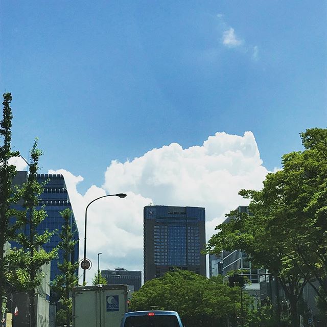 なんか夏らしい空だなぁ！どっか行きたくなるわぁー！って…どっか連れて行かなきゃいけない立場でした…………(-_-;)#太陽めがね#夏休み旅行…やっぱり行かないといけません？#近場ですませたいなぁ(-_-;)