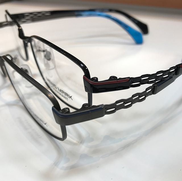 メンズマークの新作メガネが入荷しました！！今回のモデルはサイドに色が入っておりオシャレ。エクセレンスチタンを用いた軽いメガネです。お求め安い価格も人気です(^.^)#MENS MARK #エクセレンスチタン #太陽めがね #さばえめがね #シャルマン #メガネ