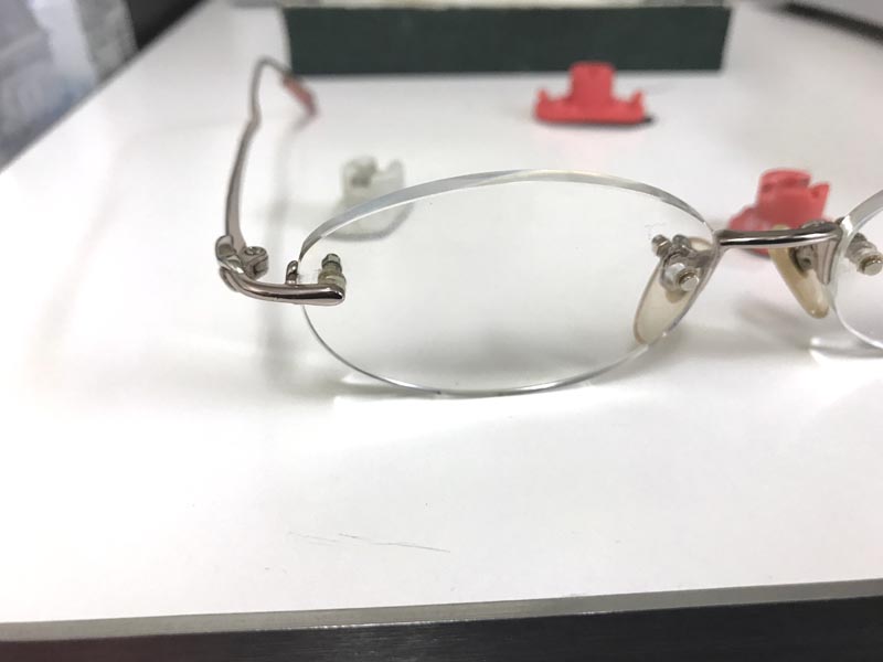 フチナシメガネのヨロイ（智）ネジ部分が破損！店頭で修理してみました。 | 石川県金沢市の太陽めがね～SS級認定眼鏡 士と認定補聴器技能者が視生活のアドバイザーとして快適なメガネをお作りします